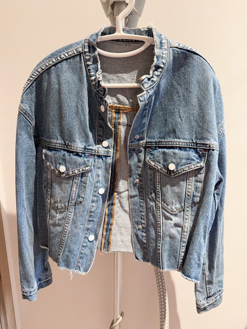 Five Plus Denim Jacket with Patch （分類：外套及戶外衣服）位於 Hong Kong。 由 Alicepi 提交（商品編號 1422682755，圖片 1）。簡介： Denim jacket from Five Plus features a unique patch design on the back. It has a cropped style with a raw hem. The jacket has a button-up front, two chest pockets, and a classic collar. The size is M. The jacket is made of 100% cotton.。