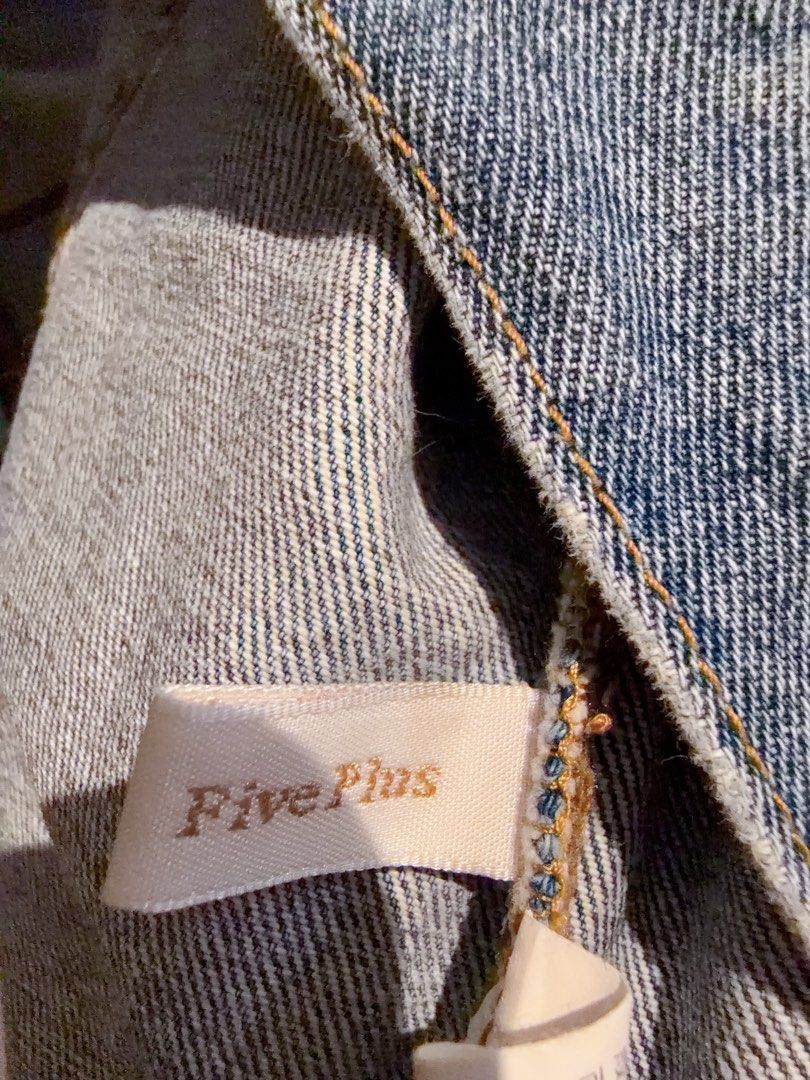Five Plus Denim Jacket with Patch （分類：外套及戶外衣服）位於 Hong Kong。 由 Alicepi 提交（商品編號 1422682755，圖片 4）。簡介： Denim jacket from Five Plus features a unique patch design on the back. It has a cropped style with a raw hem. The jacket has a button-up front, two chest pockets, and a classic collar. The size is M. The jacket is made of 100% cotton.。