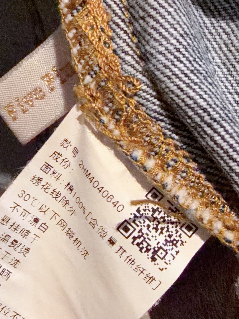 Five Plus Denim Jacket with Patch （分類：外套及戶外衣服）位於 Hong Kong。 由 Alicepi 提交（商品編號 1422682755，圖片 5）。簡介： Denim jacket from Five Plus features a unique patch design on the back. It has a cropped style with a raw hem. The jacket has a button-up front, two chest pockets, and a classic collar. The size is M. The jacket is made of 100% cotton.。