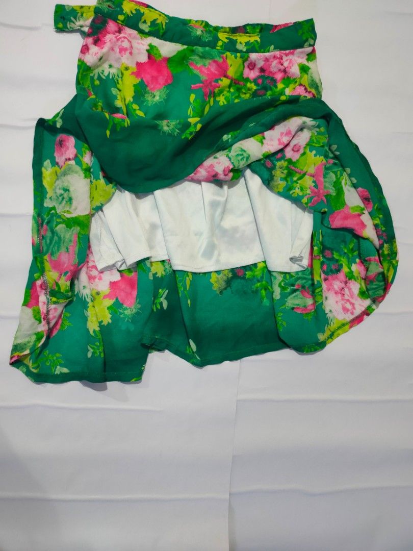 Floral Print Skirt (Category: Skirts) located in Marikina City. Submitted by styledandsassified (Listing ID 1422627865, Image 3). Description: - Green skirt with vibrant floral print - Button closure - White lining - Lightweight fabric, ideal for warm weather - SC:C1.