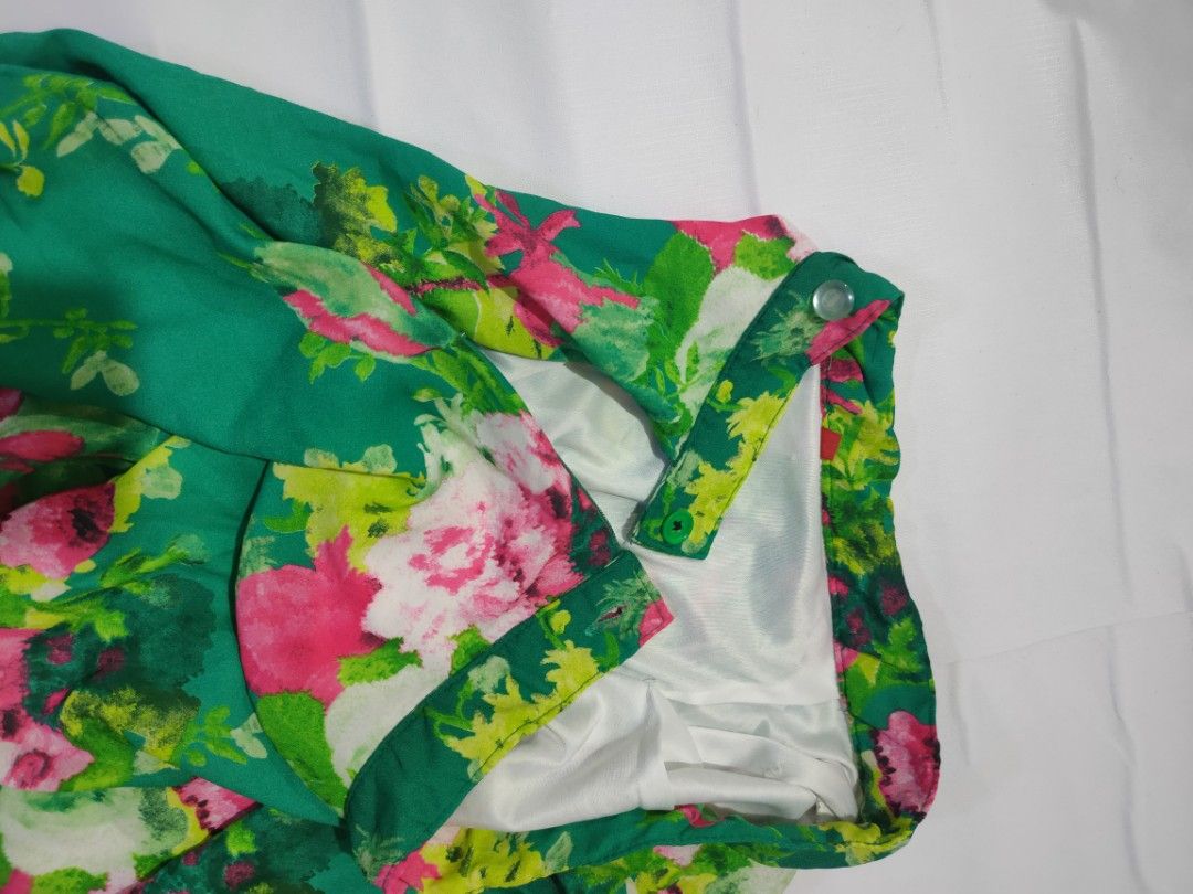 Floral Print Skirt (Category: Skirts) located in Marikina City. Submitted by styledandsassified (Listing ID 1422627865, Image 2). Description: - Green skirt with vibrant floral print - Button closure - White lining - Lightweight fabric, ideal for warm weather - SC:C1.