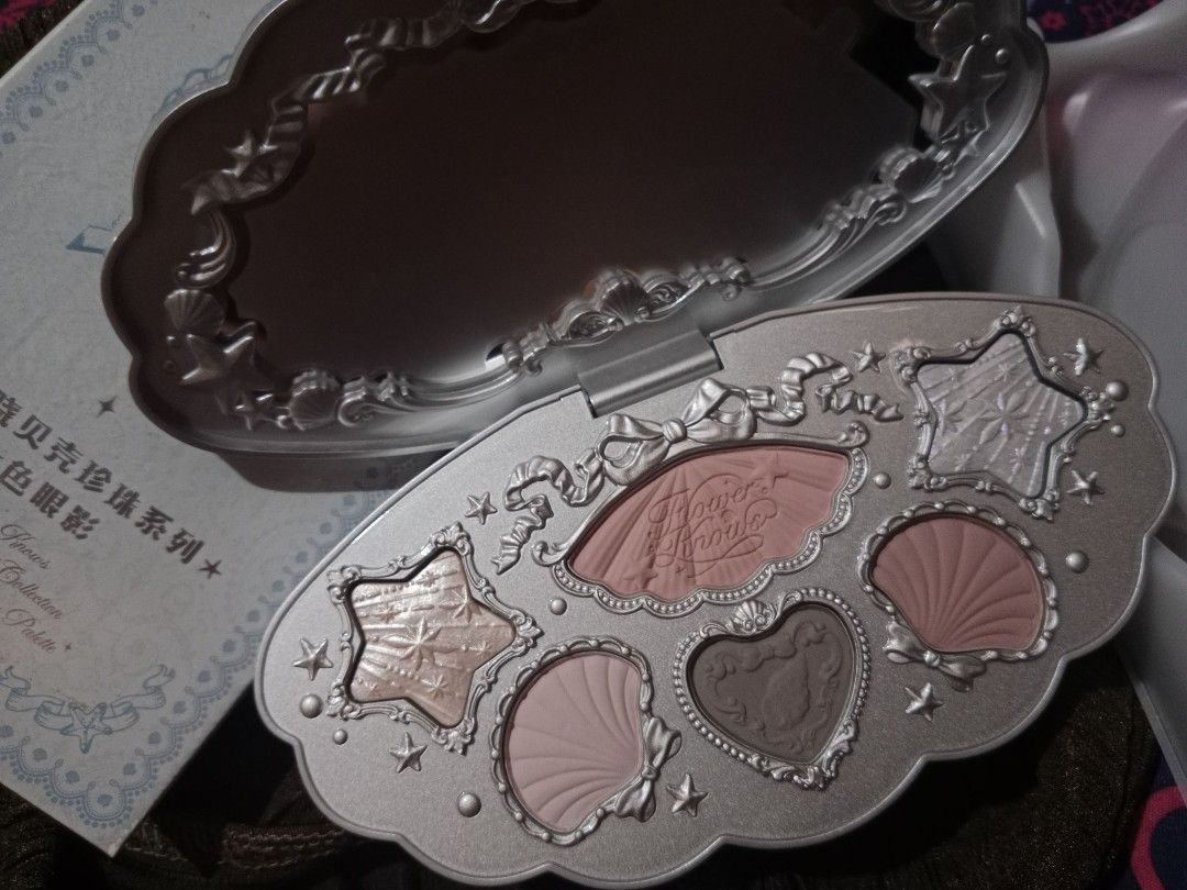 Flower knows Shell's Jewel Palette (Category: Makeup) located in Bogo. Submitted by masonglhai55861 (Listing ID 1422656898, Image 3). Description: Flowerknows shell's jewel palette .