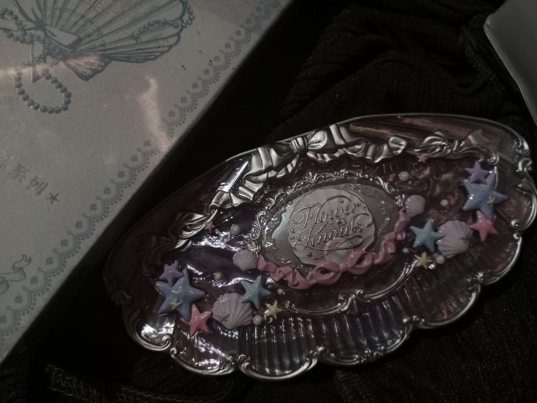 Flower knows Shell's Jewel Palette (Category: Makeup) located in Bogo. Submitted by masonglhai55861 (Listing ID 1422656898, Image 2). Description: Flowerknows shell's jewel palette .