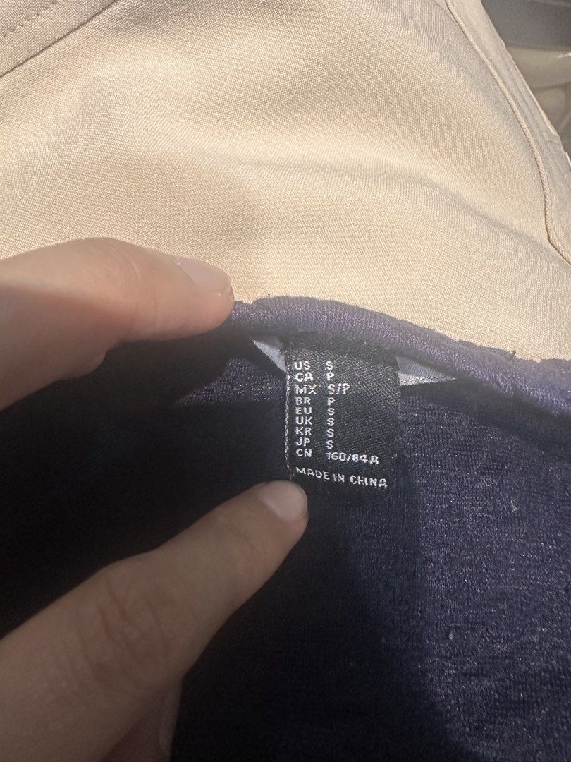 Forever 21 Navy Blue Cardigan (Category: Coats, Jackets and Outerwear) located in Pasay City. Submitted by feija (Listing ID 1422648164, Image 3). Description: .