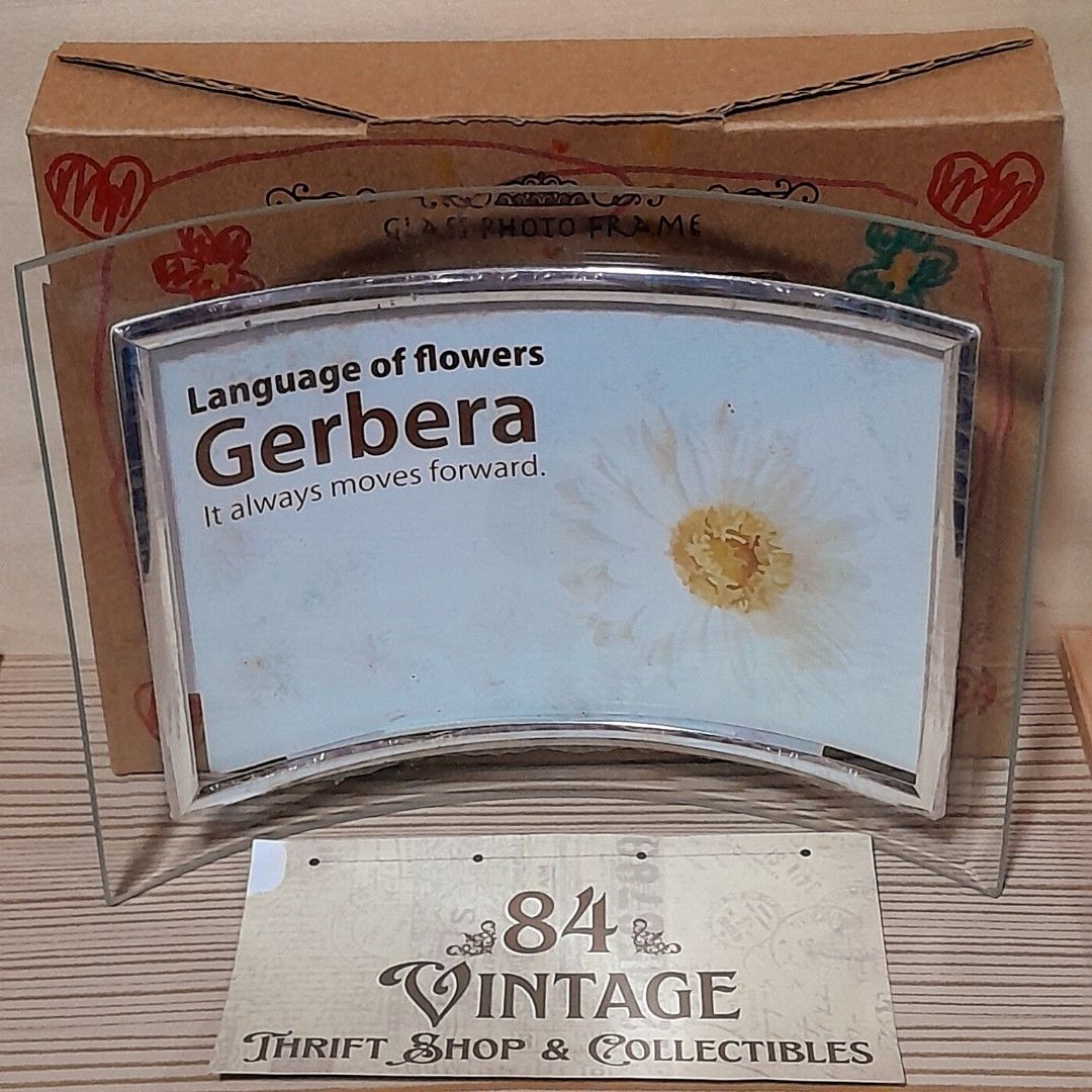 Glass Photo Frame (Category: Frames & Pictures) located in Las Pinas. Submitted by 84vintage (Listing ID 1422661017, Image 1). Description: Box#2 Curved glass photo frame. Features a silver-colored frame and a clear glass design. The frame is designed to hold a photo. Comes with its original box. Perfect for displaying your favorite memories. Actual photos posted. Please examine them carefully as they are part of the description. --📌 MUST READ B