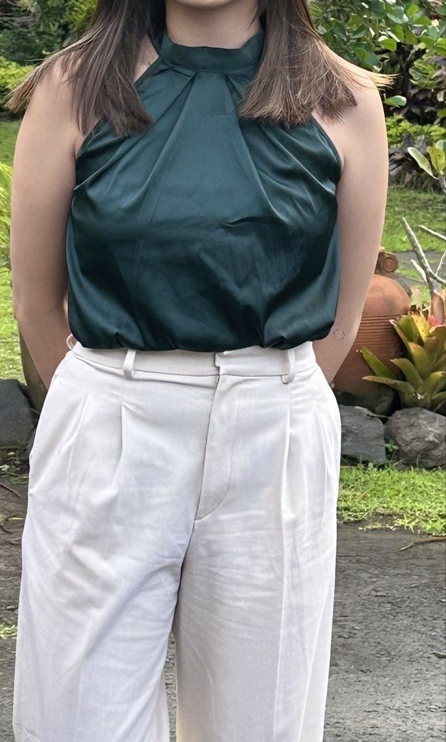 Green Halter Top (Category: Sets or Coordinates) located in Mandaluyong City. Submitted by sofiafd_ (Listing ID 1422585951, Image 1). Description: .