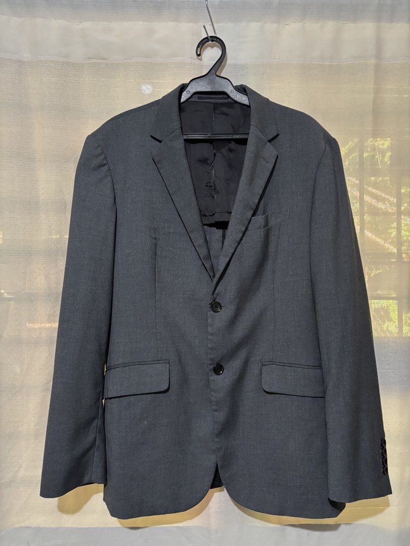 GU Oversize Gray Blazer (Category: Coats, Jackets and Outerwear) located in Iriga City. Submitted by cuffph (Listing ID 1422550524, Image 1). Description: - GU oversize gray blazer - Two-button closure - Two front pockets.