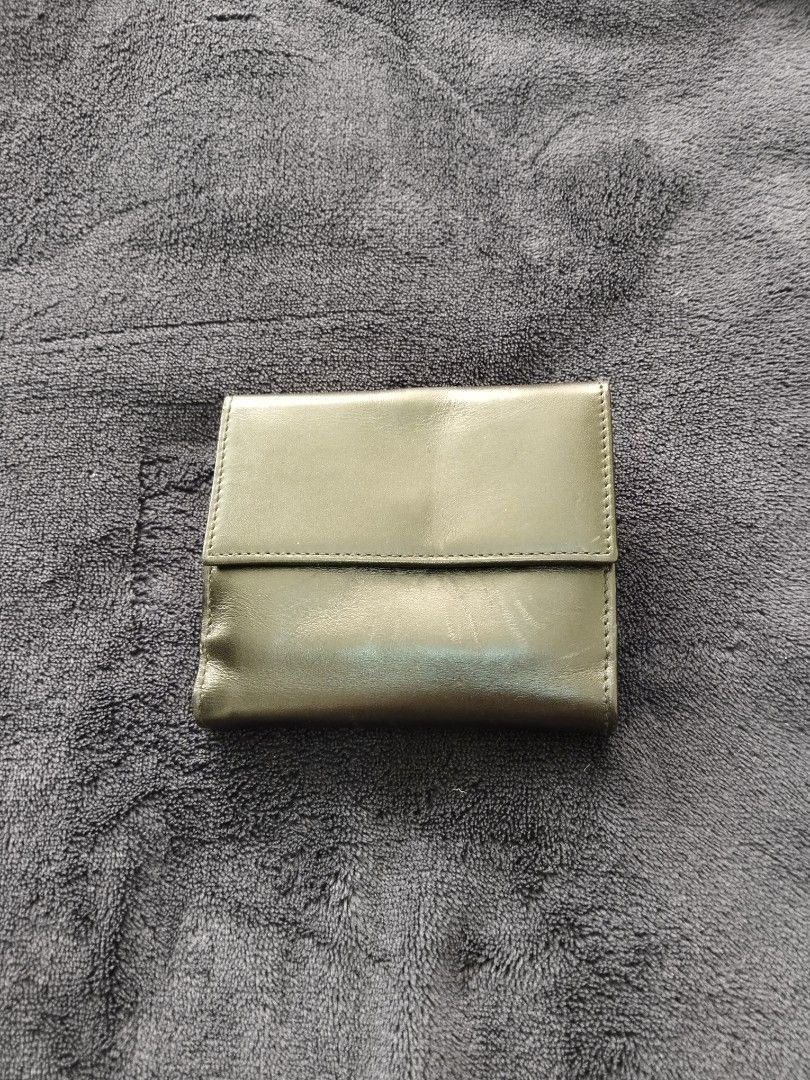 Gucci Leather Wallet with Lion Head Closure (Category: Luxury Bags & Wallets) located in Bayombong. Submitted by rnstrifty (Listing ID 1422634474, Image 3). Description: - Authentic Gucci wallet - Features a unique lion head closure - Crafted from black leather - Multiple card slots and compartments - Compact and ideal for everyday use - Black interior - Gucci logo visible inside.