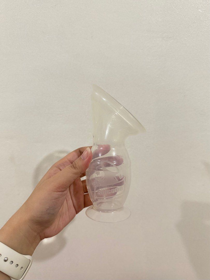 Haakaa Gen 2 Silicone Breast Pump 100mL (Category: Breastfeeding & Bottle Feeding) located in Mandaluyong City. Submitted by lestieco (Listing ID 1422660631, Image 3). Description: Selling for ₱400 only! (Bought for ₱875 on the blue app) Gently used less than 5 times — my milk supply was low. Purchased June 2024. What’s New • Improved flange lip for stronger suction (can also be gently squeezed for softer suction) • Built-in nipple positioning gu
