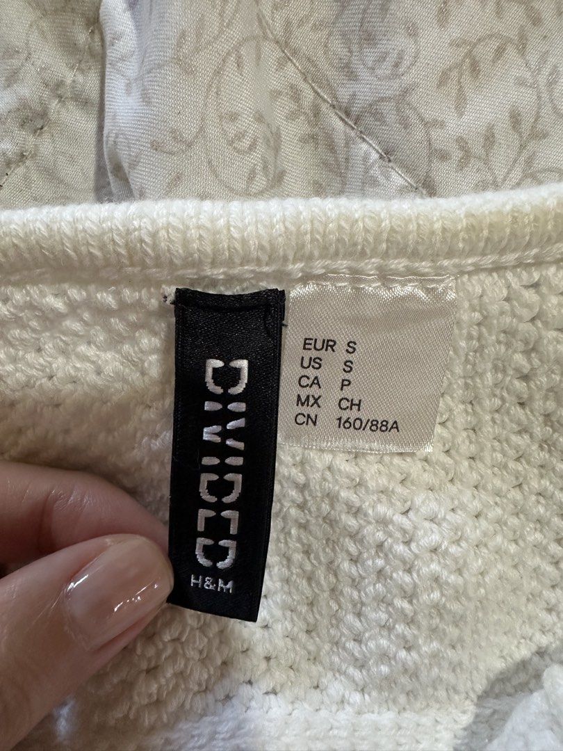 H&M Divided White Knit Bralette Crop Top (Category: Others Tops) located in Muntinlupa City. Submitted by dandelion14 (Listing ID 1422610776, Image 3). Description: - H&M Divided Knit crop top - Color: White - Size: Small (S) - Features adjustable straps - Textured knit fabric - Ideal for high-waisted outfits - Versatile wardrobe staple.