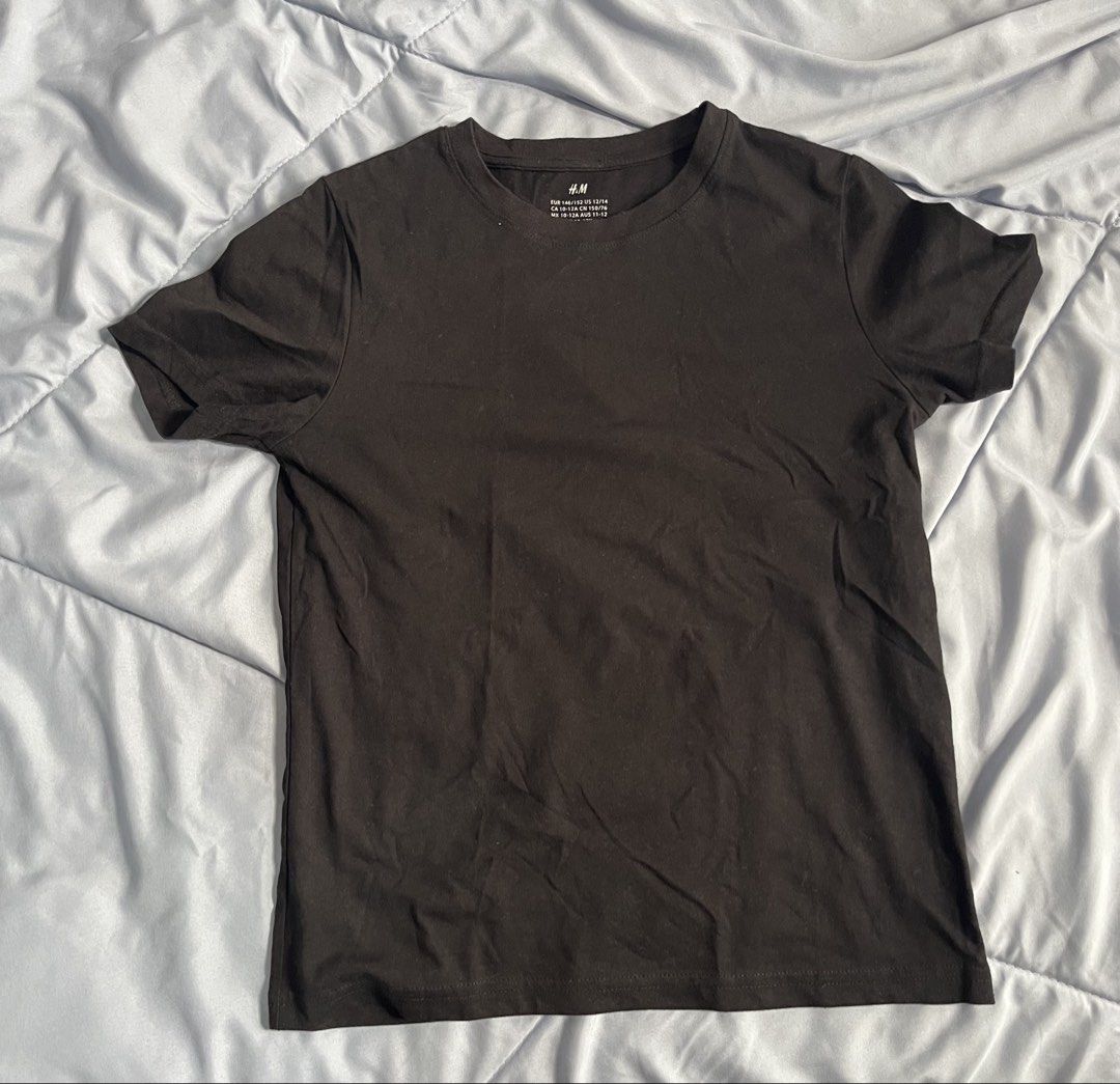 H&m kids black tee (Category: Babies & Kids Fashion) located in Manila. Submitted by nicooolu (Listing ID 1422587201, Image 1). Description: H&m kids black tee -issue: lint -worn once -L: 23, W: 16.