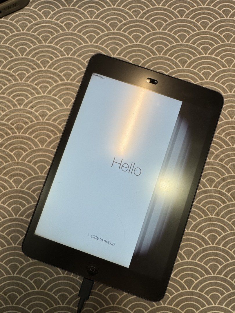 iPad mini (Category: iPad) located in Petaling Jaya. Submitted by juunkyoo (Listing ID 1422623624, Image 3). Description: Selling as is, all original Apple condition and if not mistaken is 16GB (could be 32GB) cellular model. Screen has issue as you can see but shop can replace if not wrong around rm200. COD PJ.