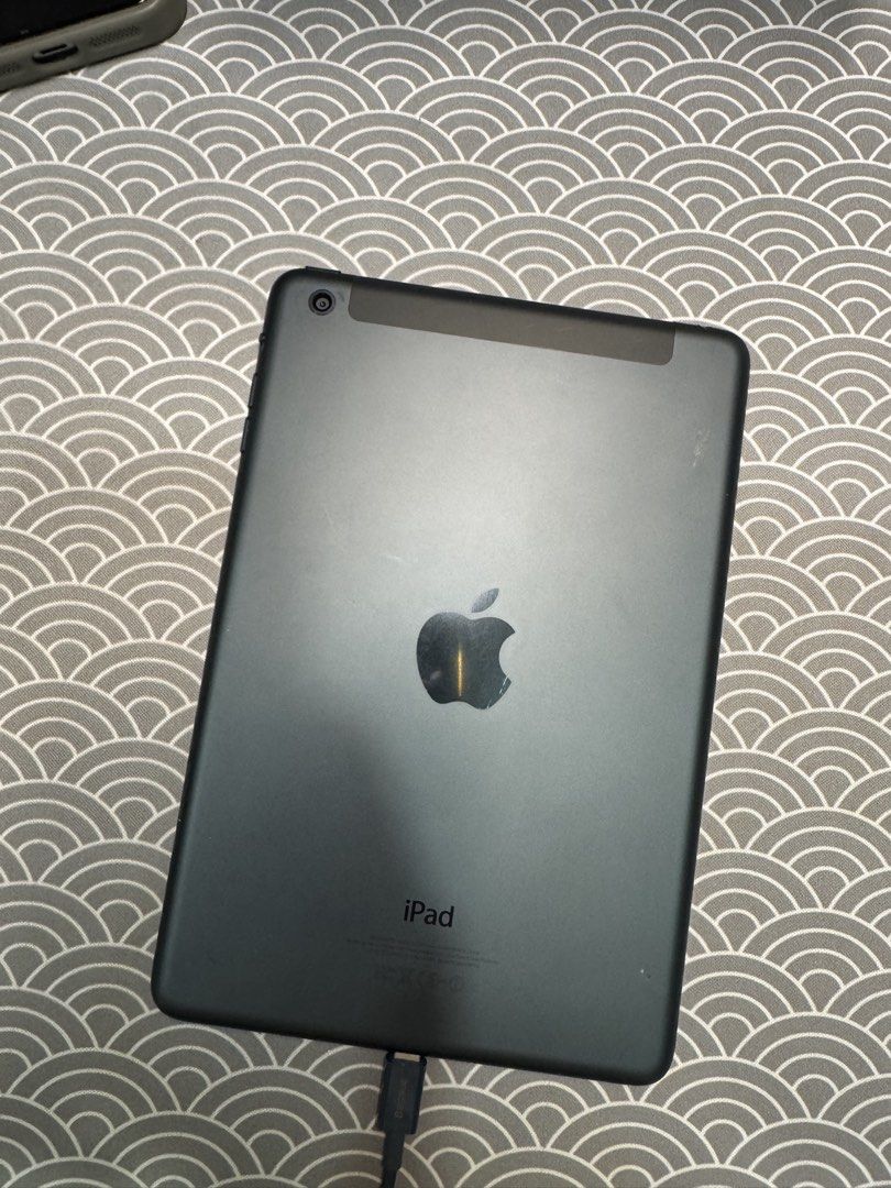 iPad mini (Category: iPad) located in Petaling Jaya. Submitted by juunkyoo (Listing ID 1422623624, Image 2). Description: Selling as is, all original Apple condition and if not mistaken is 16GB (could be 32GB) cellular model. Screen has issue as you can see but shop can replace if not wrong around rm200. COD PJ.