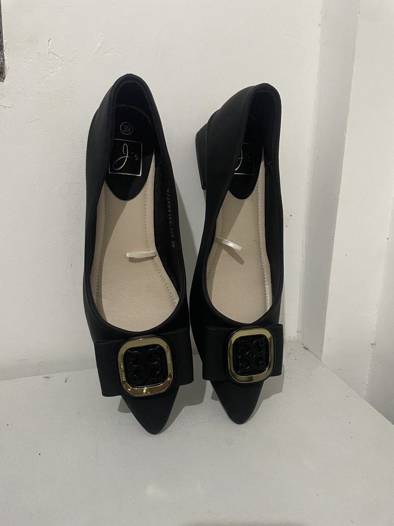 J's Black Flats with Buckle - Size 39 (Category: Flats & Sandals) located in Manolo Fortich. Submitted by pbangot (Listing ID 1422631906, Image 1). Description: Used once for my graduation .