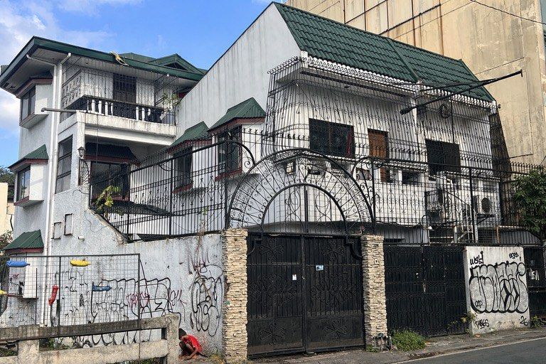 Kamuning quezon city for sale (Category: House & Lot) located in Quezon City. Submitted by buyhoardsell (Listing ID 1422619539, Image 2). Description: income generating location near abs,gma,st lukes,new manila the new shangrila condo,rob magnolia mall ,solaire north,trinoma. 4 schools. In the middle of cubao and kamuning area And All within 10mins walk to church,tomas morato,wet market,mercury,puregold and robinsons grocery,4 banks in the area,3