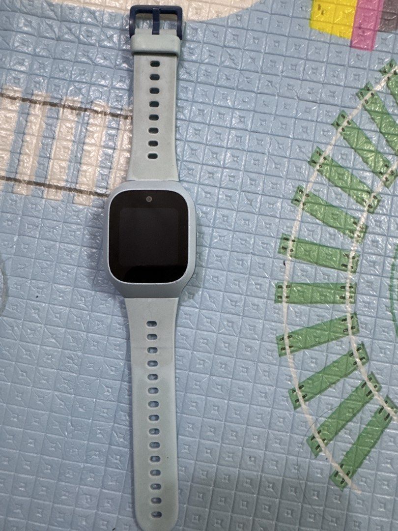 Kids Smartwatch with Blue Strap （分類：智能穿戴裝置及智能手錶）位於 Hong Kong。 由 rameshduraimani 提交（商品編號 1422650045，圖片 1）。簡介： Smartwatch features a light blue strap and a black screen. The watch has a square face and a blue buckle. The strap has multiple holes for adjustment.。