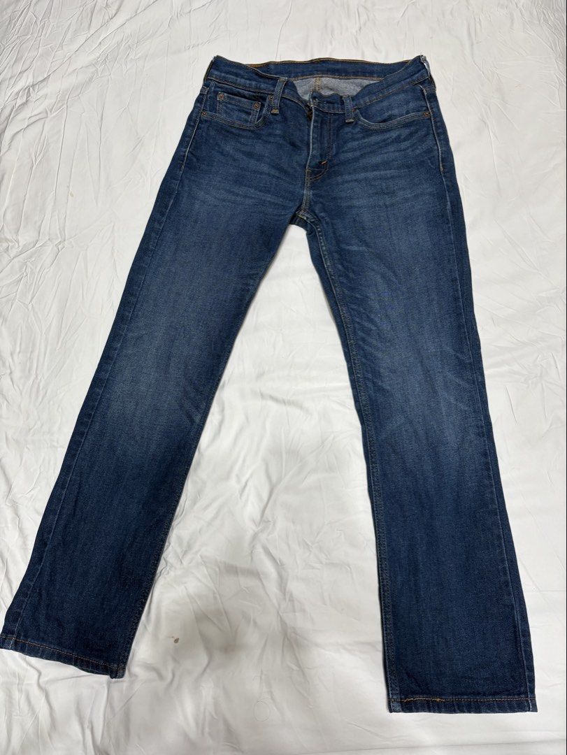 Levi's 514 Jeans - Dark Wash (Category: Jeans) located in Navotas City. Submitted by hellolades (Listing ID 1422635203, Image 2). Description: Levi's 514 jeans in a dark wash. Php 990 - Features a classic five-pocket design with the Levi's logo patch on the back. - Size 29.