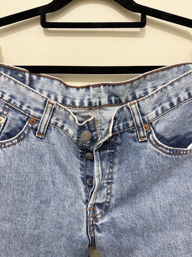 Levi's Light Wash Denim Jeans (Category: Jeans) located in Mandaluyong City. Submitted by veronica3000 (Listing ID 1422610816, Image 3). Description: - Classic Levi's denim jeans - Light wash - Straight leg fit - Button fly - Five-pocket design - Levi's red tab on back pocket - Slightly faded look - Perfect for everyday wear 34 inches.