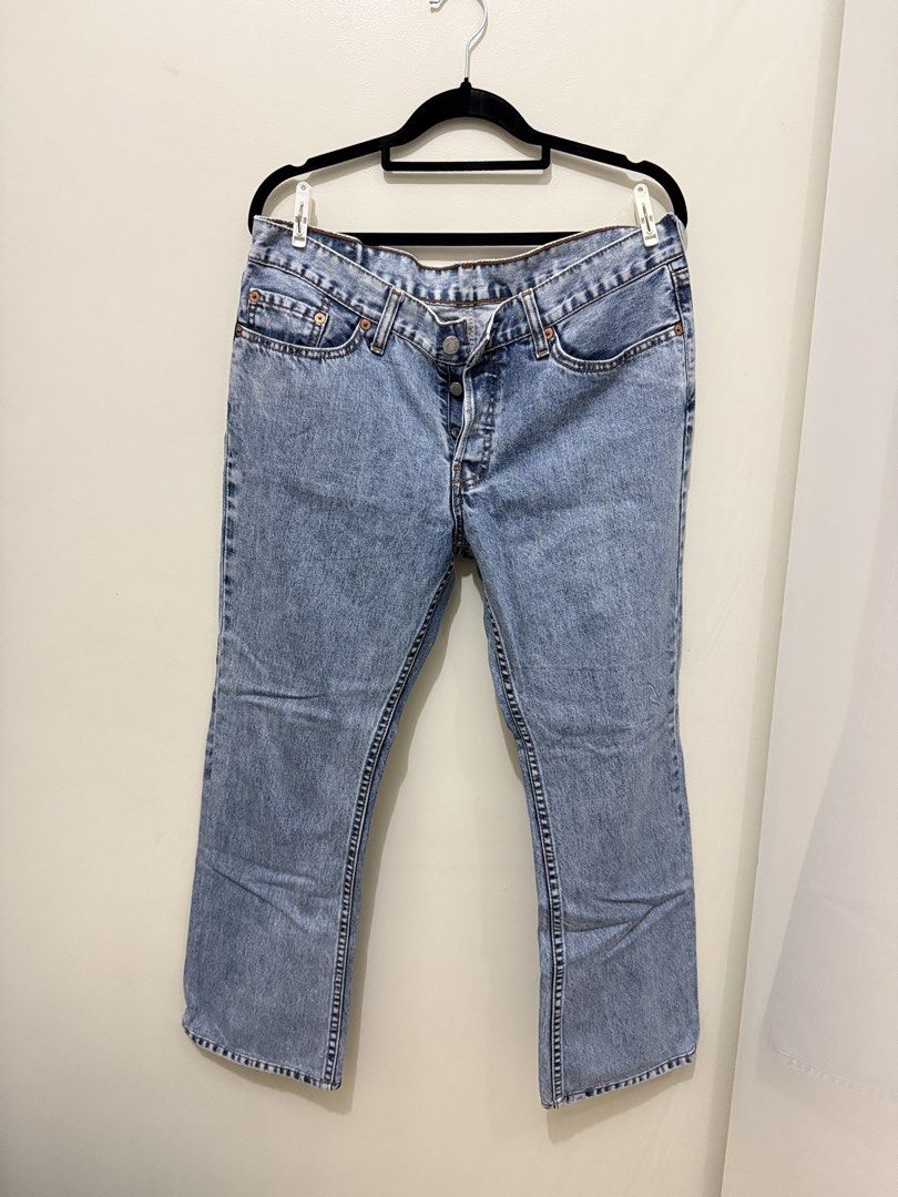 Levi's Light Wash Denim Jeans (Category: Jeans) located in Mandaluyong City. Submitted by veronica3000 (Listing ID 1422610816, Image 2). Description: - Classic Levi's denim jeans - Light wash - Straight leg fit - Button fly - Five-pocket design - Levi's red tab on back pocket - Slightly faded look - Perfect for everyday wear 34 inches.