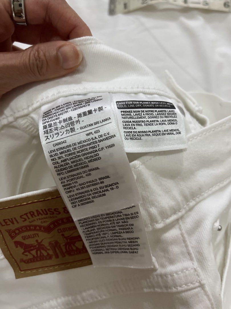 Levi's White Denim Shorts Size 25 (Category: Shorts) located in Bulacan. Submitted by __randomthings (Listing ID 1422604673, Image 3). Description: - White Levi's denim shorts - Size 25 - Classic five-pocket design - Button and zipper closure - Levi's logo patch on back - Rolled hem.