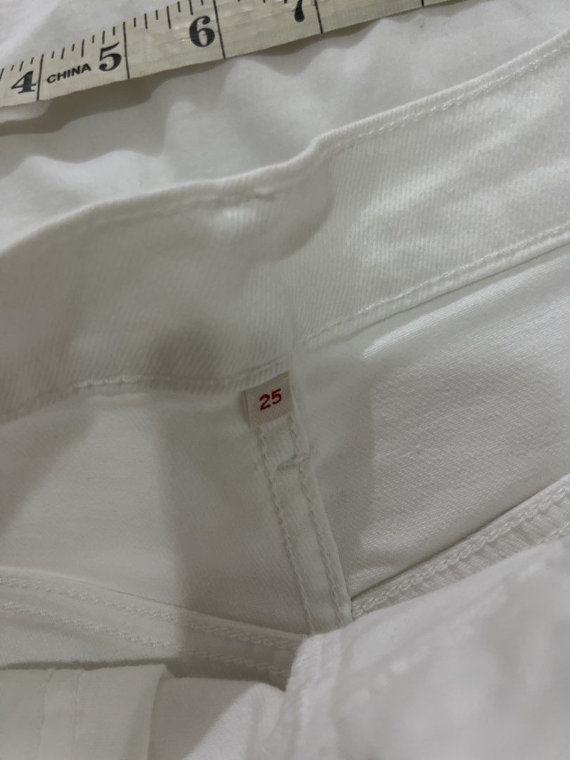 Levi's White Denim Shorts Size 25 (Category: Shorts) located in Bulacan. Submitted by __randomthings (Listing ID 1422604673, Image 2). Description: - White Levi's denim shorts - Size 25 - Classic five-pocket design - Button and zipper closure - Levi's logo patch on back - Rolled hem.