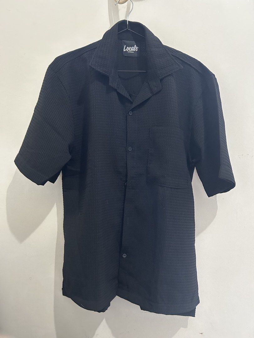 Locals Black Textured Short Sleeve Polo (Category: Tshirts & Polo Shirts ) located in Mandaluyong City. Submitted by ncooooooo (Listing ID 1422626427, Image 1). Description: Locals black short-sleeved polo Best fit for Medium to Large W: 21” L: 28” front, 29” back - Textured fabric - Single chest pocket - Classic collar - Button-down closure - Great for various occasions Brand new. Never used. Too long for me. Negotiable if purchased with other i