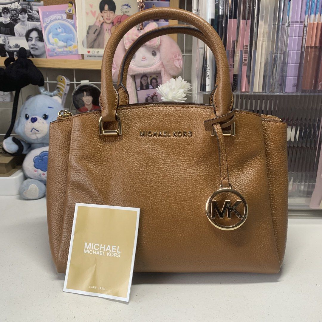 Michael Kors Maxine Small Messenger Hand Bag (Category: Luxury Bags & Wallets) located in Quezon City. Submitted by breadjinniecheeks (Listing ID 1422629271, Image 2). Description: - Authentic Michael Kors Messenger Hand Bag - Top handle design - Secure zip closure - Detachable MK charm - Interior with multiple compartments and zip pocket - Crafted from textured leather - Elegant gold-toned hardware - Includes care card, tag/iteketa inside. No du