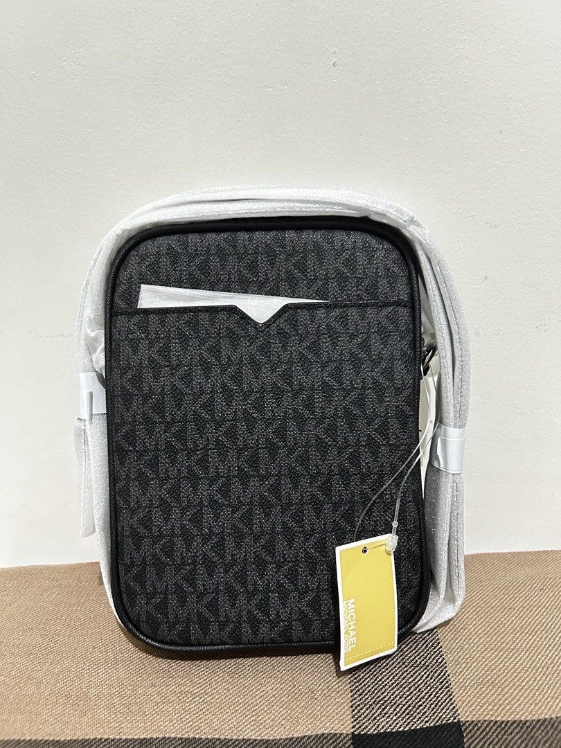 Michael Kors Messenger Bag (Category: Luxury Bags & Wallets) located in Mandaluyong City. Submitted by jhanssen42 (Listing ID 1422695207, Image 2). Description: Listed from ₱4500 - ₱4000!!! Color: Black Size: One Size Not negotiable Bought in US last christmas Online receipt is Available .