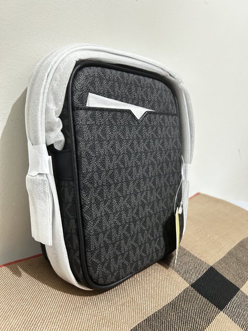 Michael Kors Messenger Bag (Category: Luxury Bags & Wallets) located in Mandaluyong City. Submitted by jhanssen42 (Listing ID 1422695207, Image 3). Description: Listed from ₱4500 - ₱4000!!! Color: Black Size: One Size Not negotiable Bought in US last christmas Online receipt is Available .