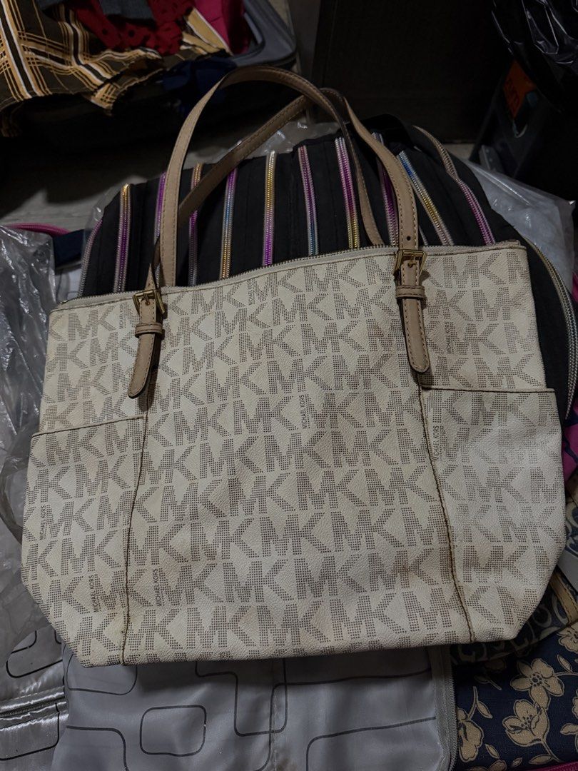 Michael Kors Tote Bag (Category: Luxury Bags & Wallets) located in Quezon City. Submitted by jofer1028 (Listing ID 1422707504, Image 1). Description: MK white tote bag Issue: Medyo madumi na kasi nastock sa cabinet, may unti bakbak sa ibang linings Location: Cubao Delivery via Lalamove Meet up Araneta Center Payment via Gcash, Gotym, Bpi.