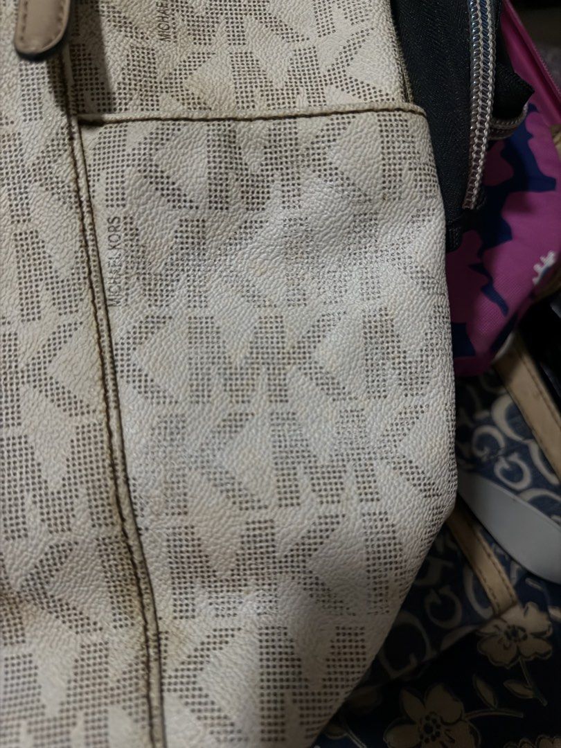 Michael Kors Tote Bag (Category: Luxury Bags & Wallets) located in Quezon City. Submitted by jofer1028 (Listing ID 1422707504, Image 2). Description: MK white tote bag Issue: Medyo madumi na kasi nastock sa cabinet, may unti bakbak sa ibang linings Location: Cubao Delivery via Lalamove Meet up Araneta Center Payment via Gcash, Gotym, Bpi.
