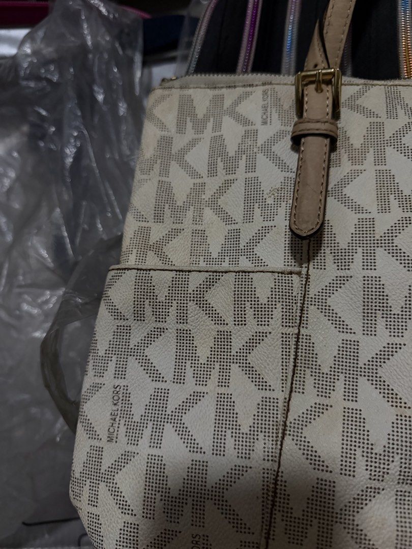 Michael Kors Tote Bag (Category: Luxury Bags & Wallets) located in Quezon City. Submitted by jofer1028 (Listing ID 1422707504, Image 3). Description: MK white tote bag Issue: Medyo madumi na kasi nastock sa cabinet, may unti bakbak sa ibang linings Location: Cubao Delivery via Lalamove Meet up Araneta Center Payment via Gcash, Gotym, Bpi.