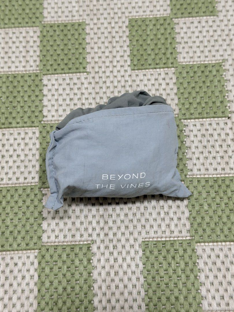Micro Dumpling Bag Beyond The Vines (Category: Cross-body Bags) located in Taguig. Submitted by issa23fourfive (Listing ID 1421873818, Image 2). Description: - Beyond The Vines Micro Dumpling Bag - Limited edition color way No major issues and flaws, just need deep cleaning .