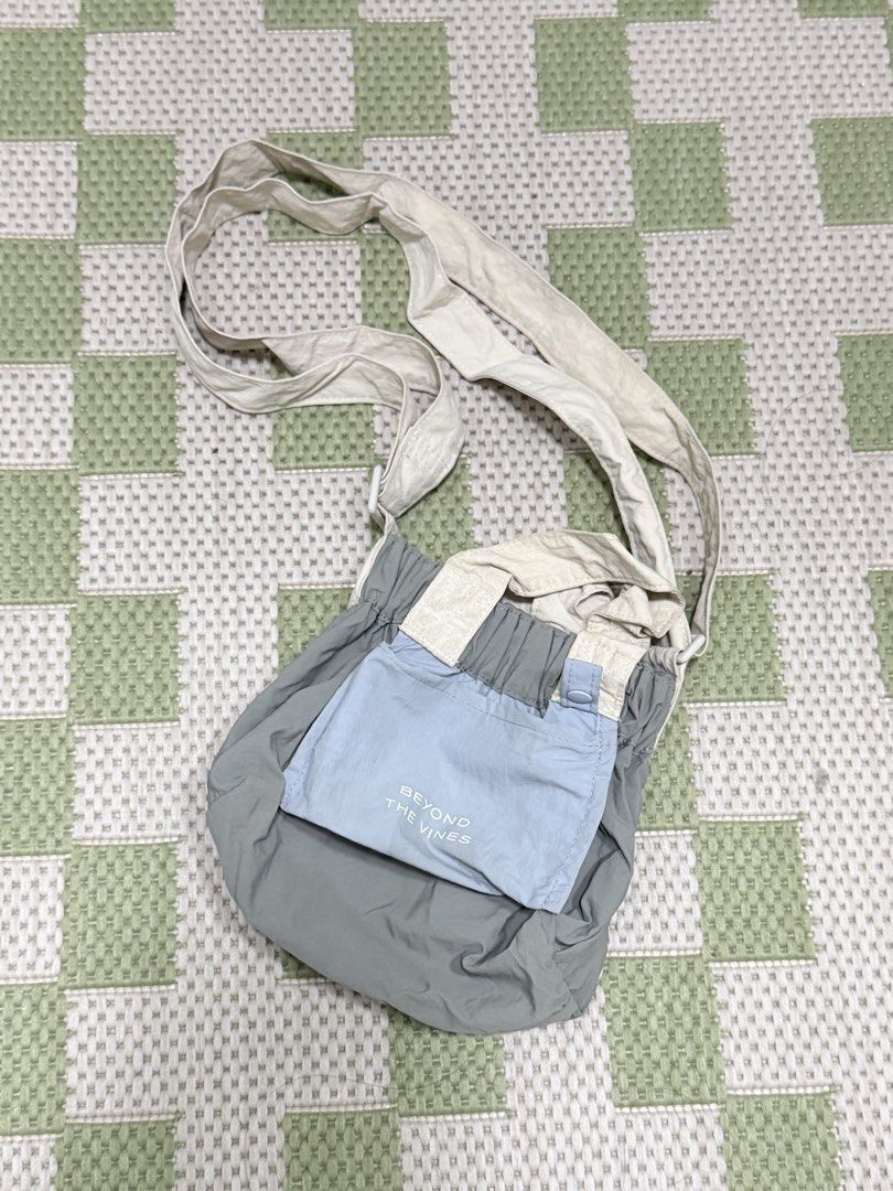 Micro Dumpling Bag Beyond The Vines (Category: Cross-body Bags) located in Taguig. Submitted by issa23fourfive (Listing ID 1421873818, Image 1). Description: - Beyond The Vines Micro Dumpling Bag - Limited edition color way No major issues and flaws, just need deep cleaning .