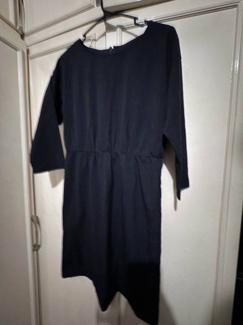 MUJI Black Dress - Size M (Category: Dresses) located in Taguig. Submitted by batsybats (Listing ID 1422577968, Image 2). Description: Muji Quarter sleeves knee length dress Minimlaist design for an elegant impression Black Medium Not worn Negotiable.