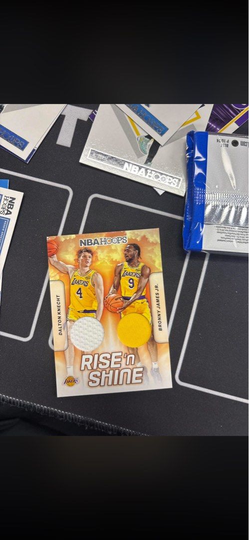Panini NBA Hoops Rise 'n Shine Bronny James Dalton Knecht rookie card （分類：其他周邊）位於 Hong Kong。 由 _jayden_1 提交（商品編號 1422642381，圖片 1）。簡介： 這是一張 NBA Hoops Rise 'n Shine 球員卡，卡片上有 Dalton Knecht 和 Bronny James Jr. 的照片。卡片上有 Lakers 的標誌。卡片上印有“。
