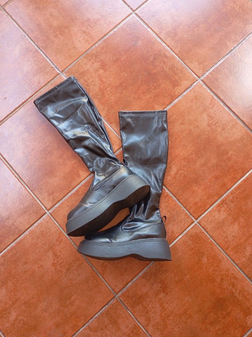 Platform Knee High Boots (Category: Boots) located in Manila. Submitted by beenab (Listing ID 1422598776, Image 1). Description: - Knee-high platform boots - Sleek, dark color - Smooth, possibly leather-like material - Modern and stylish design - Suitable for various outfits - Grunge, Y2K, Swag .