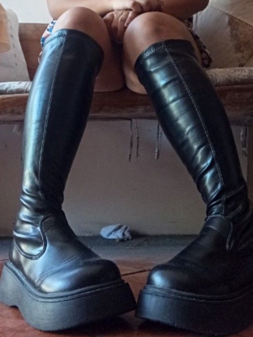 Platform Knee High Boots (Category: Boots) located in Manila. Submitted by beenab (Listing ID 1422598776, Image 3). Description: - Knee-high platform boots - Sleek, dark color - Smooth, possibly leather-like material - Modern and stylish design - Suitable for various outfits - Grunge, Y2K, Swag .