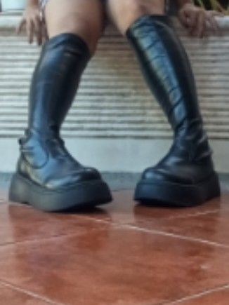 Platform Knee High Boots (Category: Boots) located in Manila. Submitted by beenab (Listing ID 1422598776, Image 2). Description: - Knee-high platform boots - Sleek, dark color - Smooth, possibly leather-like material - Modern and stylish design - Suitable for various outfits - Grunge, Y2K, Swag .