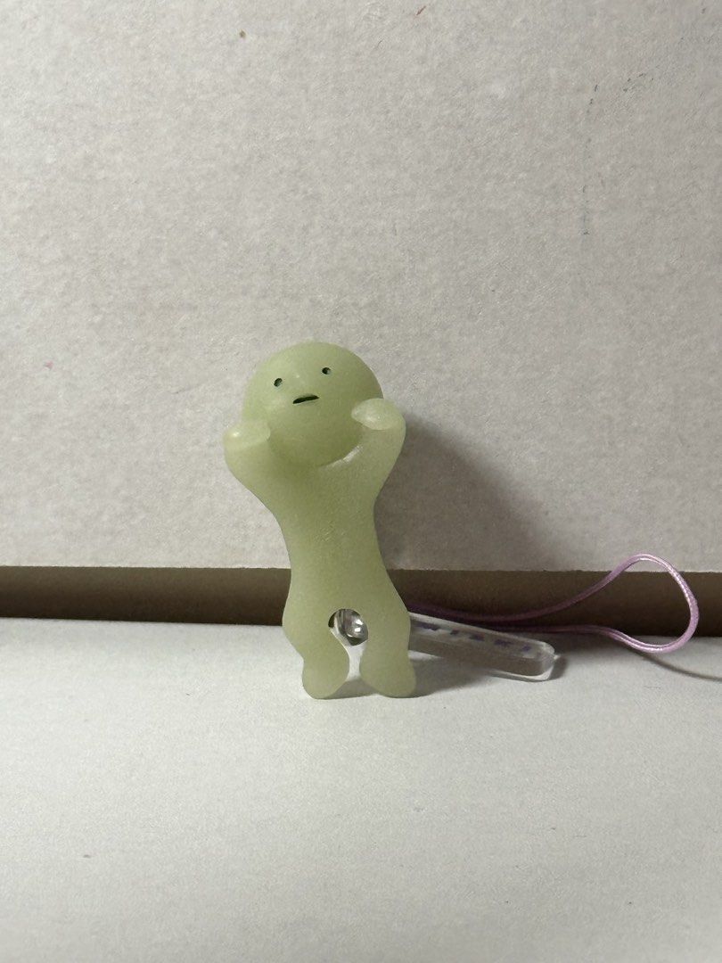 Smiski Figure Keychain “Peeking” (Category: Designer & Blind Box Toys) located in Quezon City. Submitted by rm.declutter (Listing ID 1422638823, Image 2). Description: .