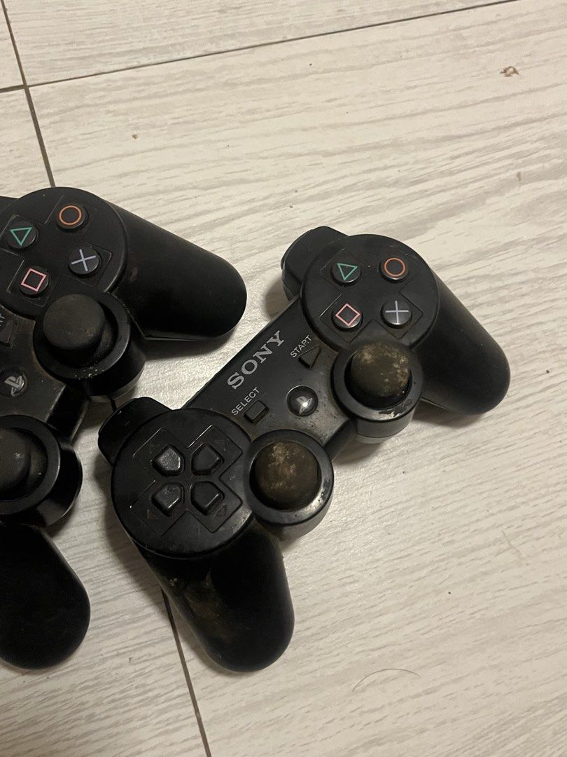 Sony PlayStation 3 Controller (Category: PlayStation) located in Subic. Submitted by walter_wht (Listing ID 1422670285, Image 2). Description: - Two black Sony PlayStation 3 controllers Na pabayaan lang but well working parin wala lang charger to charge it but still working yang dalawa.