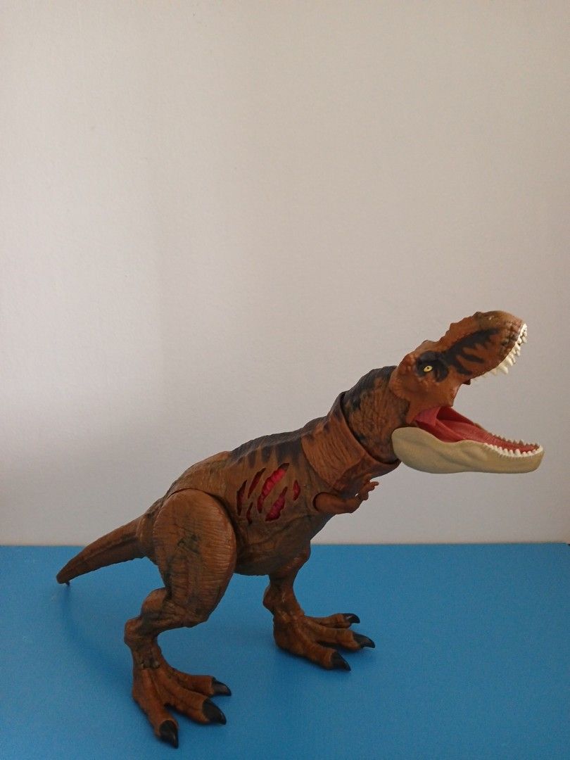 Trex damage version (Category: Action & Battle Toys) located in Singapore. Submitted by rcdriftrdx (Listing ID 1422596644, Image 1). Description: damage trex in good condition.