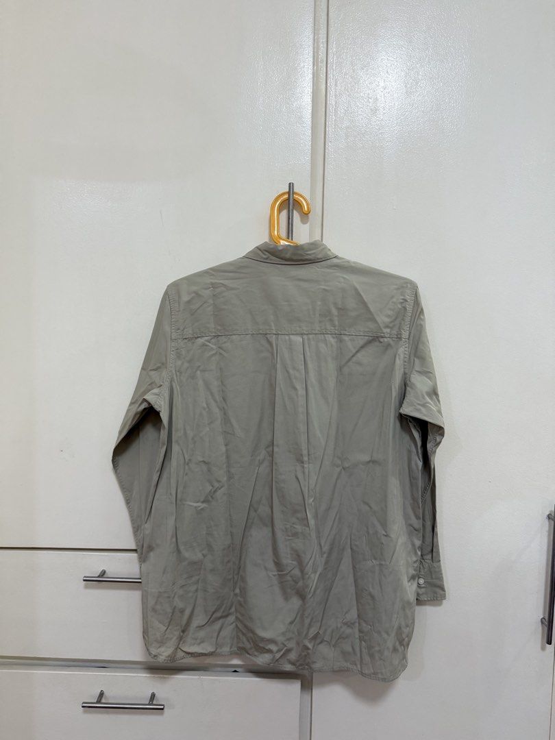 Uniqlo Long Sleeve Shirt (Category: Tshirts & Polo Shirts ) located in Las Pinas. Submitted by kva13 (Listing ID 1422566423, Image 2). Description: - Uniqlo long sleeve shirt - Neutral color - Button-down front - Collared neckline - Long sleeves with buttoned cuffs - Curved hemline - Back yoke with vertical pleat.