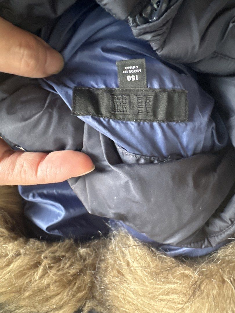 uniqlo puffer jacket (Category: Babies & Kids Fashion) located in Quezon City. Submitted by struddels (Listing ID 1422621182, Image 2). Description: navy bubble jacket, very warm. furry hood removable .
