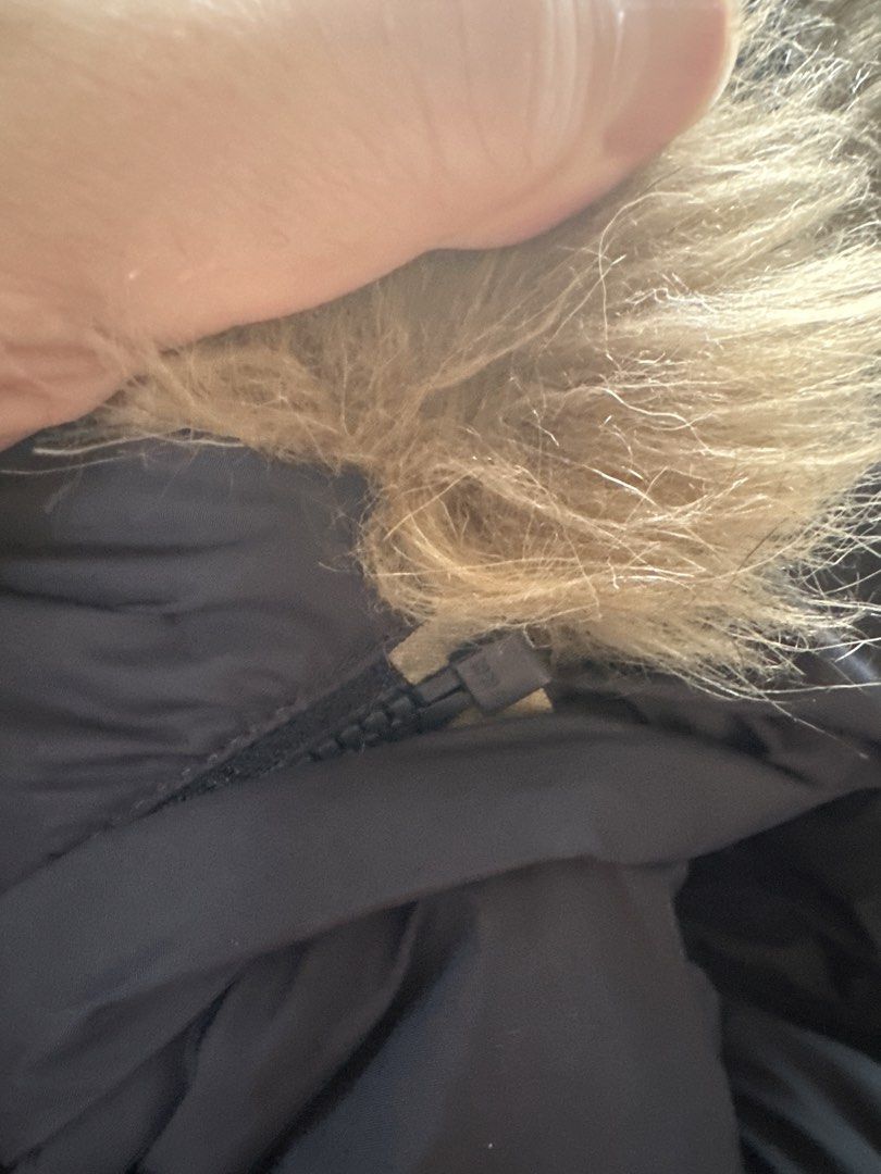 uniqlo puffer jacket (Category: Babies & Kids Fashion) located in Quezon City. Submitted by struddels (Listing ID 1422621182, Image 3). Description: navy bubble jacket, very warm. furry hood removable .