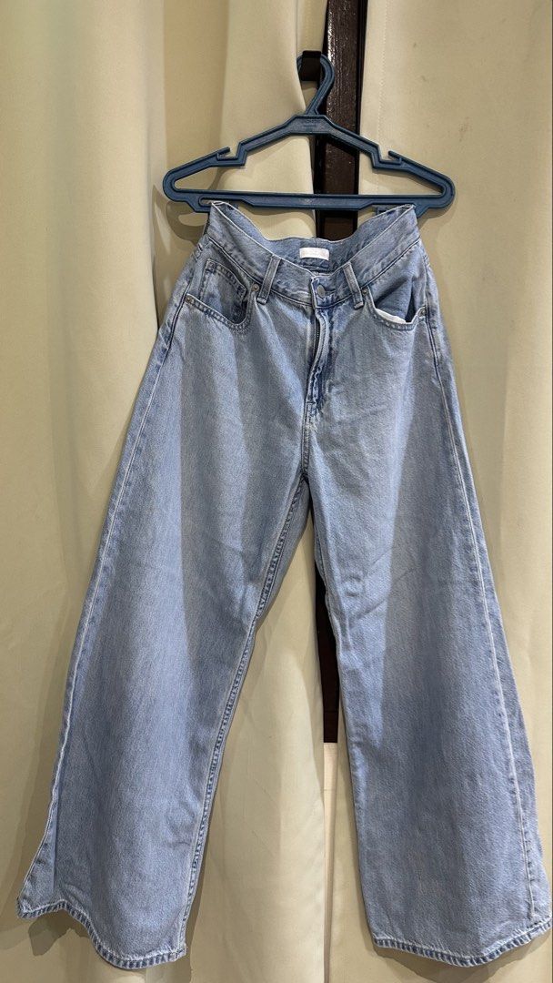 Uniqlo Wide Leg Jeans (Category: Jeans) located in Cebu City. Submitted by cmy___ (Listing ID 1422657298, Image 2). Description: Got these for 1,900 last December, was an impulse purchase!! Please help me get this off my hands 🤣 Says size 24 on the tag but measured it 25 inches yung actual 10/10 condition .