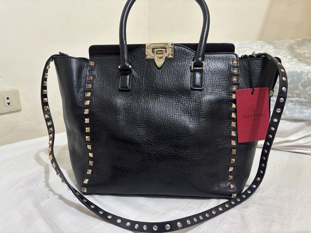 Valentino Garavani Rockstud Tote Bag (Category: Luxury Bags & Wallets) located in Trece Martires City. Submitted by ellakim29 (Listing ID 1422568063, Image 2). Description: .