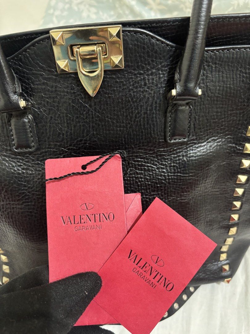 Valentino Garavani Rockstud Tote Bag (Category: Luxury Bags & Wallets) located in Trece Martires City. Submitted by ellakim29 (Listing ID 1422568063, Image 3). Description: .