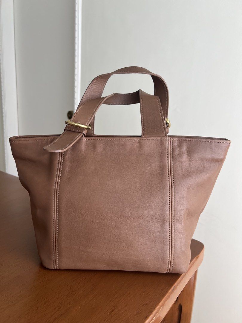 Vintage Coach Waverly (Category: Luxury Bags & Wallets) located in Cebu City. Submitted by teenl (Listing ID 1422639631, Image 3). Description: - Toffee color (not sure but color isnt BT) - Waverly Soho - Includes leather tag - Serial number: A6H-4133 - Pls dm for more photos and inquiries..