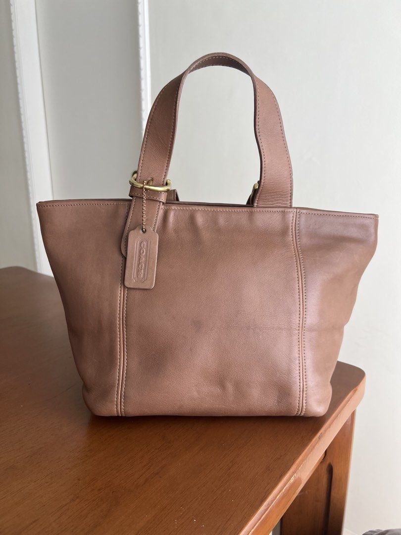 Vintage Coach Waverly (Category: Luxury Bags & Wallets) located in Cebu City. Submitted by teenl (Listing ID 1422639631, Image 1). Description: - Toffee color (not sure but color isnt BT) - Waverly Soho - Includes leather tag - Serial number: A6H-4133 - Pls dm for more photos and inquiries..